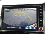 ★3画面バックカメラ装備★「R」の位置にすると、自動的に後方の様子をカラー画像(車幅/距離/予想進路線表示機能付)で表示。バックの際の安心感を高めます★