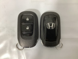 スマートキーを装備しています。鍵を差し込むことなくドアロックの開け閉めと、スタートボタン操作でのエンジンスタートができます。スペアキーも同じものを用意しております。