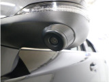 助手席側で見えにくい左前方の映像を、車内のマルチファンクションディスプレイに映し出します。前方への駐車や左寄せ、狭い道でのすれ違いなど、さまざまなシーンで安心して運転できる便利な機能です。