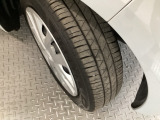 安全に走行するためには空気圧の確認をはじめ溝の深さ、ひび割れの等の点検が必要です。点検時に交換が必要と判断した場合は交換いたします。