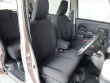運転席も足元スッキリゆったり広々♪