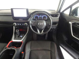 革巻きステアリングで快適な操作性の運転席です。