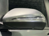死角検知警告システムが装備されており、車線変更の際、死角に入る車両の検知、警告を行います。また、サイドミラー内部のインジケータが点灯し、危険の促しをしています。