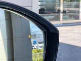 ブラインドスポットモニターは、左右斜め後ろを平行して走る車を認識し、車線変更の際に危険を察知するとドライバーへ警告を促します。夜・雨・トンネル内など走行時の環境が悪い時ほど便りになる機能です!