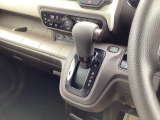 インパネシフトだから視線の移動も少なく足元もスッキリ♪運転席もゆったりしているのでゆとりを持ってドライブできますね!