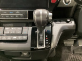 CVT車のセレクトレバーです。低速から高速まで、変速ショックのないスムーズな走りを実現するとともに、エンジン効率のよい領域を維持することで燃費にも貢献します。