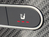 ●フロントシートヒーティング:運転席・助手席共に三段階で調節が可能なシートヒーターを装備しております。季節を問わず快適にご使用いただけます。