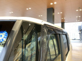 【ドアバイザー】雨の日でも窓を少し開けて換気可能。車内を快適に保ち、日常の使用も安心です。