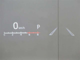カラーヘッドアップディスプレイ付き。少ない視線移動で情報を確認できるので、運転の疲労軽減に繋がりますよ♪