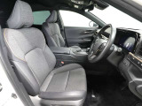 ゆったり室内で運転もしやすいです♪使い勝手の良い配置も考えられています!!