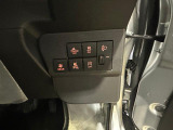 運転席右下のスイッチパネル。前後コーナーセンサーやスマートアシスト等の安全機能のスイッチが並んでいます。