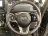 ハンドルにHondaセンシング系のクルーズコントロールやレーンキープアシストなどのスイッチと、オーディオの操作スイッチが装備されています。ハンドルから手を離さず安全に操作できます。