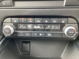 温度の設定のみで快適な風量やモードなどを自動調整してくれるフルオートエアコンを装備!