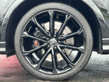 Audiは多様なホイールデザインを提供しており、スポークの形状やサイズ、仕上げ(ポリッシュド、マット、ブラックなど)によって選択肢が豊富です。
