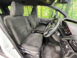 運転席まわりには十分なスペースがあり、大柄な方でもゆったり運転していただける環境です。