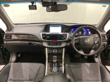 車内は光触媒抗菌消臭施工済です。スタイリッシュなデザインで暖かみのあるインパネ周りを演出します。グローブボックスやカップホルダーのほかにトレーなどたくさんの収納スペースが装備されています。