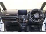 操作性に優れた運転席となります!小物入れや各ボタンの配置にこだわり、使いやすいです!座り心地もよく視認性も良好なのでロングドライブもお任せ下さい!