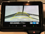 リバースギアに入れるだけで後方の表示へ切り替わります。夜間や雨の日の駐車も楽になりますよ。