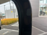 ブラインドスポットモニターは、左右斜め後ろを平行して走る車を認識し、車線変更の際に危険を察知するとドライバーへ警告を促します。夜・雨・トンネル内など走行時の環境が悪い時ほど便りになる機能です!