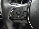 ステアリングスイッチ付き。手を離さずにさまざまな操作が可能です。