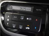 【オートエアコン】温度を設定すれば自動で快適な車内温度を保ちます。エアコン内部の高性能脱臭フィルターで車内のアレルゲンや花粉を除去。