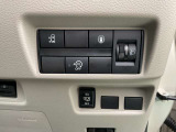 左側オートスライドドアで運転席で開閉の操作ができます。