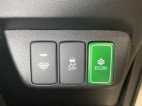 VSA装備車です。VSAはドライバーの操作と車の動きを見守っています。もし車の挙動が乱れたとき、4輪別々にブレーキをかけたり、エンジンパワーをしぼることによって車を安定させます。