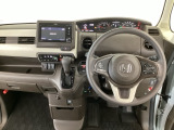 【ハンドル】運転にかかわる様々な操作を安全に行えるように視点移動が少なく操作性に配慮されたスイッチ類が凝縮されたコックピットです。