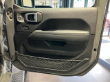 先代のJKにはなかった、ドアストッパー機能がついたことにより、ドアの解放角度がいきなり全開にならないようになっております。狭い場所でも安心してドアを開くことができます。