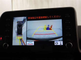 車体の前後左右に設置されたカメラにより、リアルタイムで安全確認ができるところが大きな魅力。十字路や駐車場、狭い路地での走行など、死角ができやすい場面で力を発揮します。