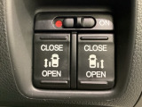 リアドアは乗り降りに便利な両側電動スライドドアです。また運転席に座っていながらスイッチ操作で自在にスライドドアを開け閉めできます。