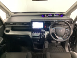 車内は光触媒抗菌消臭施工済です。インパネ周りはスタイリッシュなデザインで機能や装備も充実しています。グローブボックスやカップホルダーのほかにトレーなどたくさんの収納スペースが付いています。