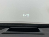 HUD(ヘッドアップディスプレイ)速度表示をフロントガラスに表示できます。