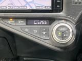 【オートエアコン】一度お好みの温度に設定すれば、車内の温度を検知し風量や温度を自動で調整。暑い&hellip;寒い&hellip;と何度もスイッチ操作をする必要はありません。快適な車内空間には必須の機能ですね♪