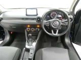 運転席からの視界はこんな感じです☆お気軽にご来店いただき、実際に座って是非お確かめください。ドライバーに寄り添う快適な操作フィールをもたらすステアリングです。