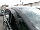 雨の日でも、車内の空気入替に便利なプラスチックバイザー付きになります^^意外と実用性がありますよね☆