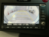 リバースギアに入れるだけで後方の表示へ切り替わります。夜間や雨の日の駐車も楽になりますよ。