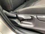 運転席シート座面は上下アジャスター付きです。お好みの位置に調整可能です。
