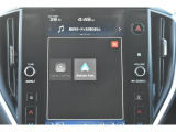 Apple CarPlay/Android Autoに対応しスマートフォンにインストールされているアプリを大画面に表示して使用できるほか、音声認識による操作も可能です。