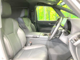 運転席まわりには十分なスペースがあり、大柄な方でもゆったり運転していただける環境です。