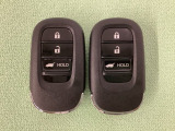 スマートキーを装備しています。鍵を差し込むことなくドアロックの開け閉めと、スタートボタン操作でのエンジンスタートができます。ボタン操作でトランクが開けられる電動テールゲートのボタンもついています。