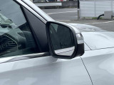 【ブラインドスポットアシスト】走行中車両の斜め後ろの死角エリアをモニタリングし、ドアミラー内蔵のインジケーターを点灯させて注意喚起し、安全な走行のサポートをします。