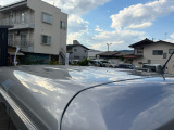 目立つキズ凹み等はありませんが、中古車という商品の特性ルーフには子キズや塗装しみがあります