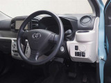 運転席の様子です。見通しの良いすっきりとした内装で、運転しやすい空間となっております!