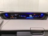 デジタル表示のスピードメーターとタコメーターを大きく配した見やすいメーター部になっています。左側のインフォメーション画面でオドメーターや燃費などの情報を確認できます。