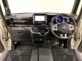 車内は光触媒抗菌消臭施工済です。インパネ周りはスタイリッシュなデザインです。グローブボックスやカップホルダーのほかにトレーなどたくさんの収納スペースが付いています。