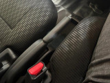 運転席と助手席の間にはパーキングブレーキレバーがあります。