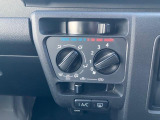 室内の温度調節として冷房・除湿ができるのはもちろんのこと、冬場や雨天時の曇り取りとしても活用できるエアコン★