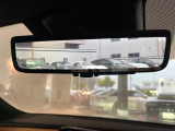 【デジタルインナーミラー】後席の大きな荷物や同乗者で後方が確認しづらい時でも安心!カメラが撮影した車両後方の映像をルームミラー内に表示。クリアな視界で状況の確認が可能です!