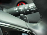◆減速セレクター装備◆ステアリングホイールの左右に取り付けられた2つのパドルスイッチで減速の強さを調整。 左側の「-」を操作すると減速を強く、右側の「+」を操作すると減速を弱くすることができます。